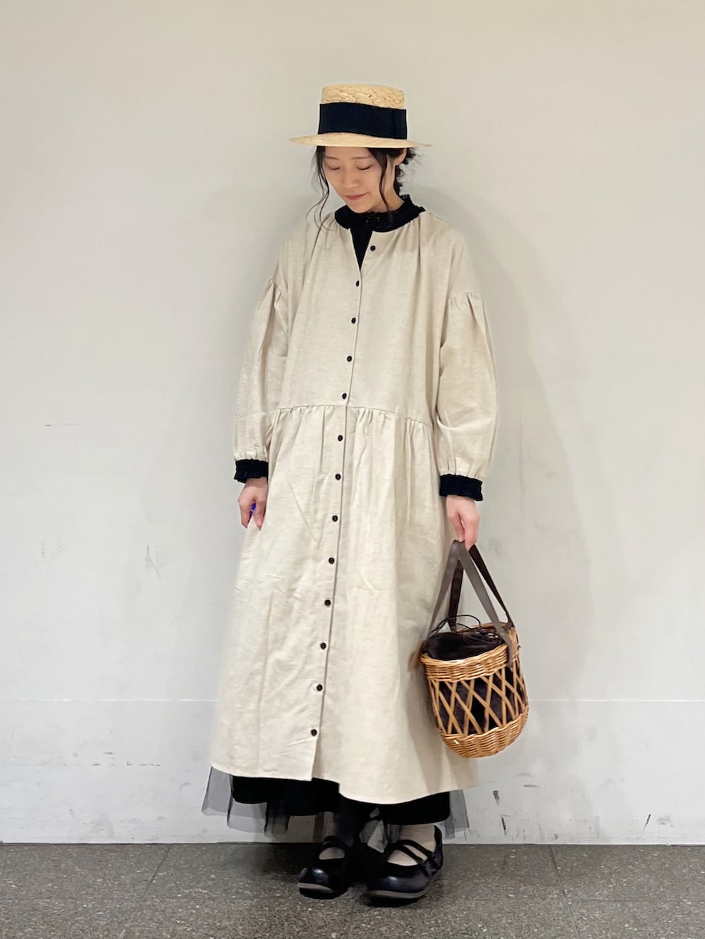 ブラック系のTシャツ/カットソー、ベージュ系のワンピース/ドレス、ブラック系のスカートを着用したレディースの冬コーディネートの2枚目の写真