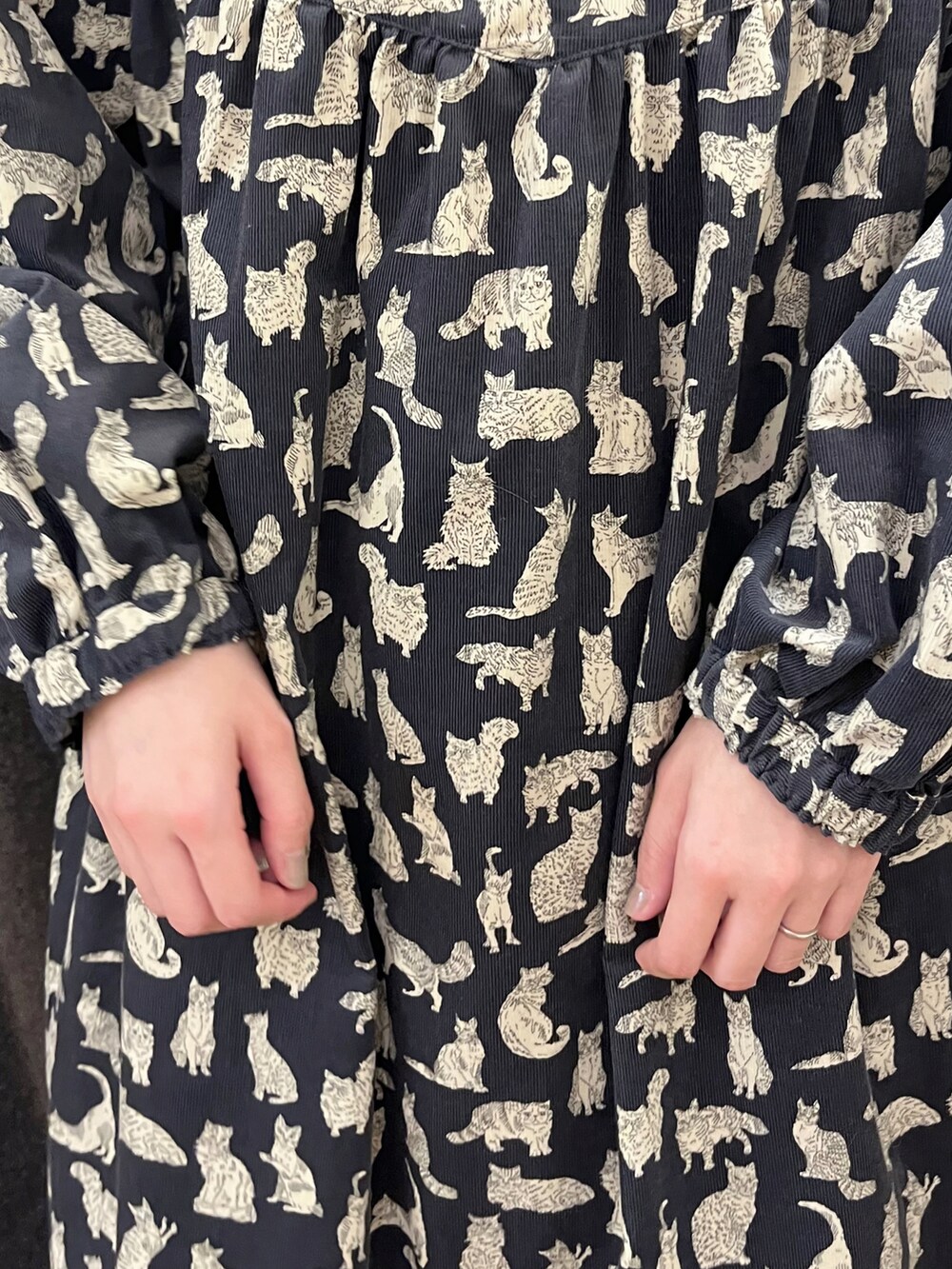 グレー系のワンピース、ベージュ系のスカート、ベージュ系のニット/セーターを着用したレディースの秋コーディネートの5枚目の写真