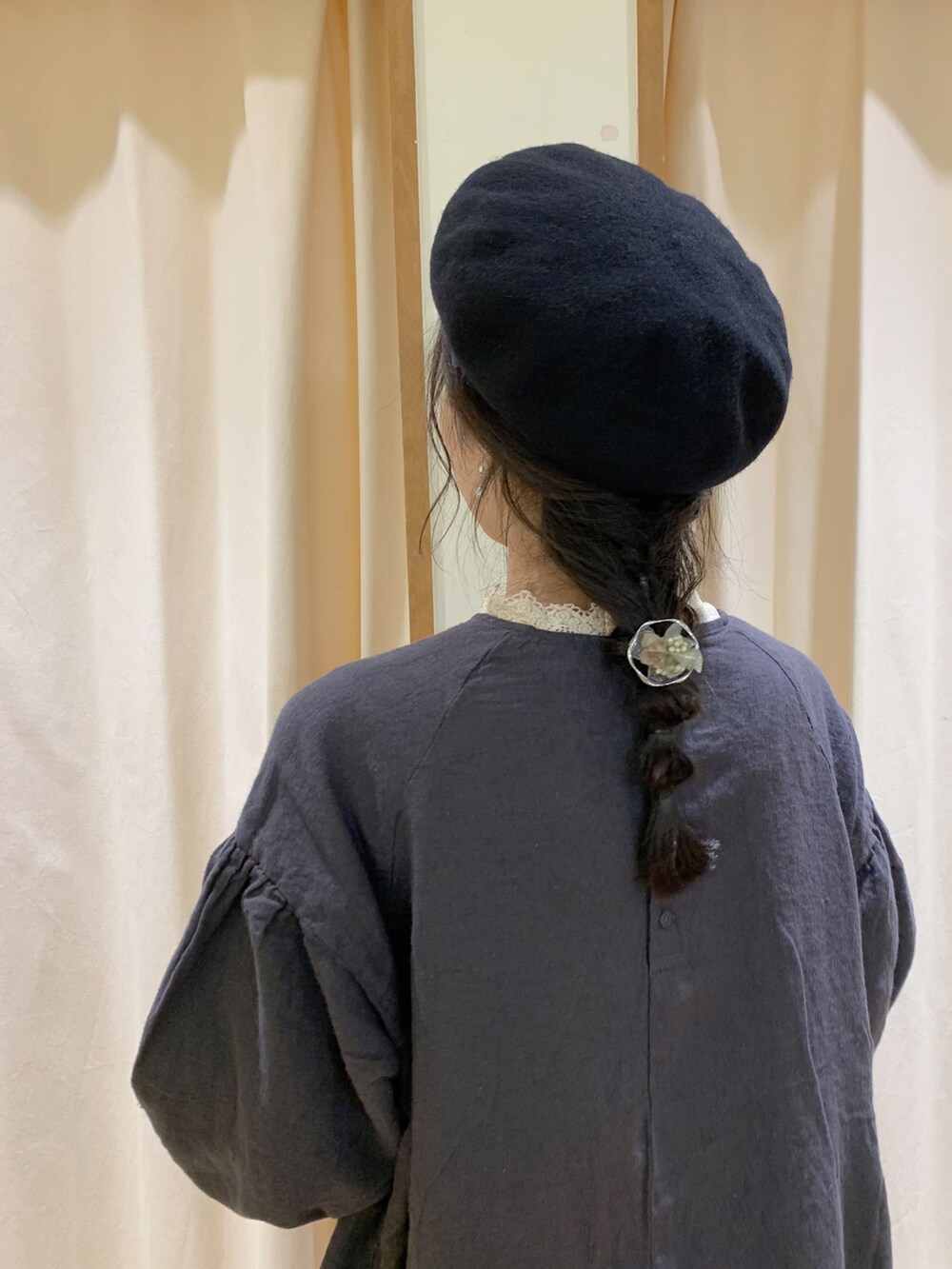 「ゆるコーデ、ナチュラル、ガーリー、刺繍、ワンピース、レイヤードスタイル、レース、マカベアリス、モノトーン、大人ガーリー、がま口バッグ、秋のコーデ、秋コーデ、サマンサ モスモス(Samansa Mos2)、Samansa Mos2」｜「Samansa Mos2の【マカベアリス×SamansaMos2】刺繍ワンピース（ワンピース、グレー系）」を使った、marin.🐏さん（レディース・160cm）の秋コーディネートの5枚目の写真