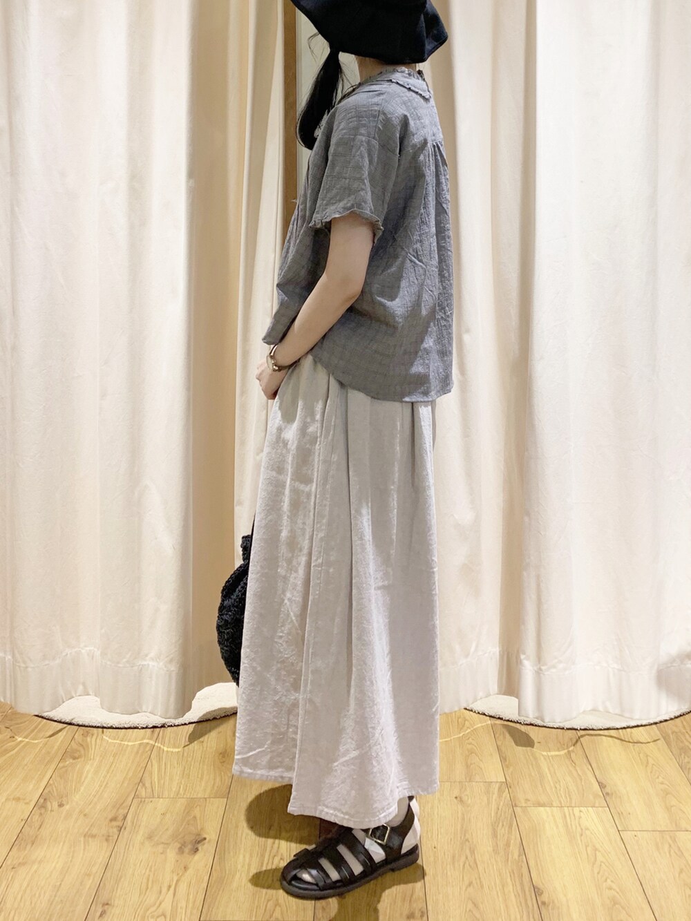 ブラック系のシャツ/ブラウス、ホワイト系のTシャツ/カットソー、ベージュ系のその他パンツを着用したレディースの春コーディネートの3枚目の写真