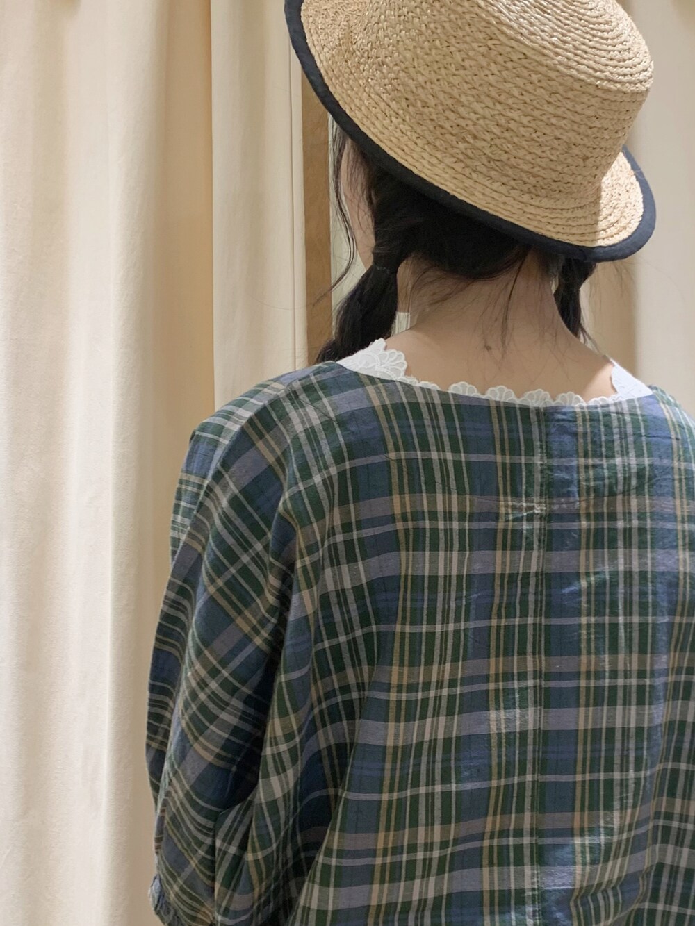 グリーン系のシャツ/ブラウス、ブラック系のスカート、ホワイト系のTシャツ/カットソーを着用したレディースの夏コーディネートの5枚目の写真