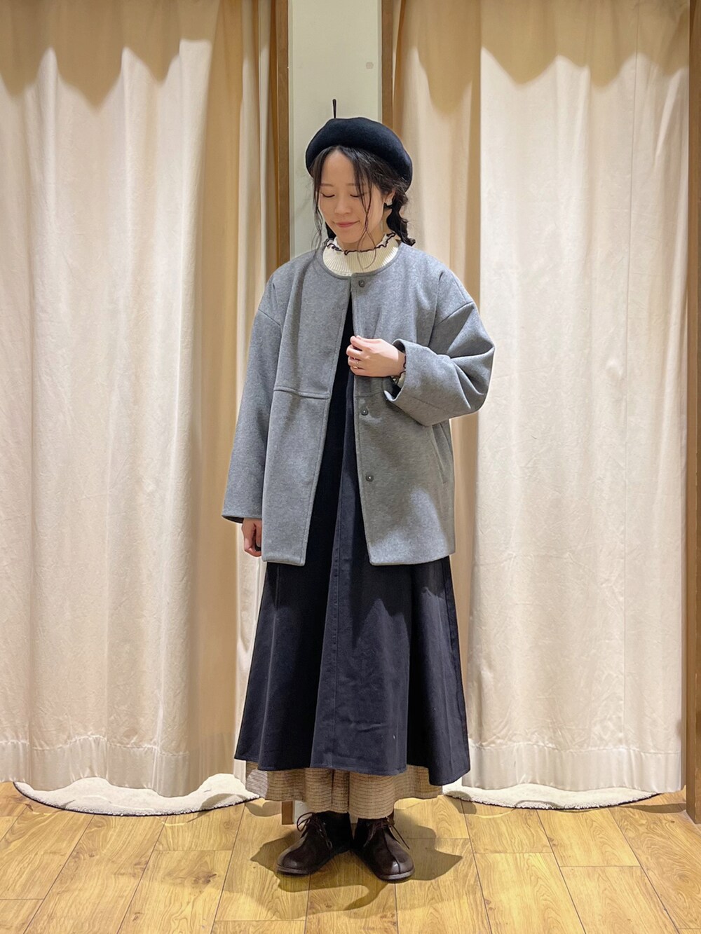 ブラウン系のその他パンツ、ブラック系のワンピース、ホワイト系のニット/セーターを着用したレディースの秋コーディネートの3枚目の写真