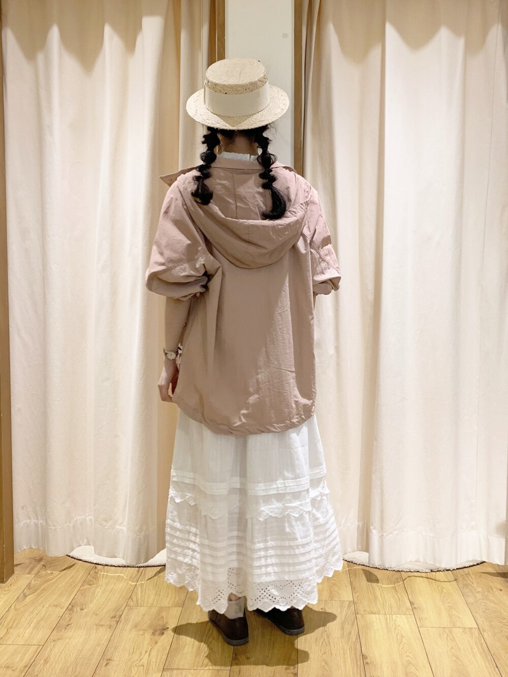 ホワイト系のシャツ/ブラウス、ホワイト系のスカート、ピンク系のブルゾンを着用したレディースの春コーディネートの4枚目の写真