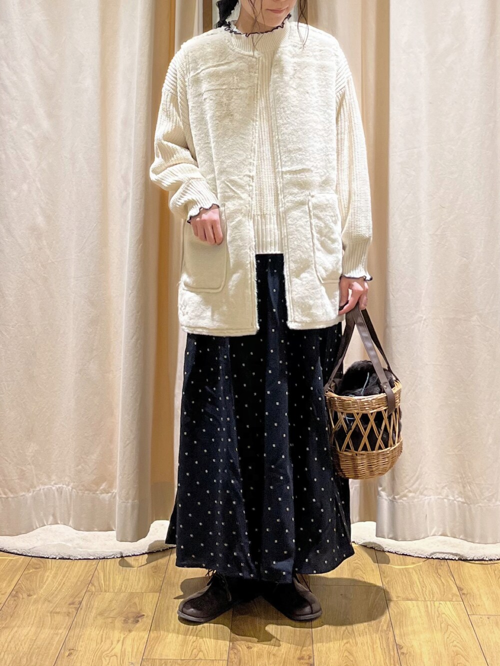 ホワイト系のニット/セーター、ホワイト系のベスト、ホワイト系のシャツ/ブラウスを着用したレディースの秋コーディネートの5枚目の写真