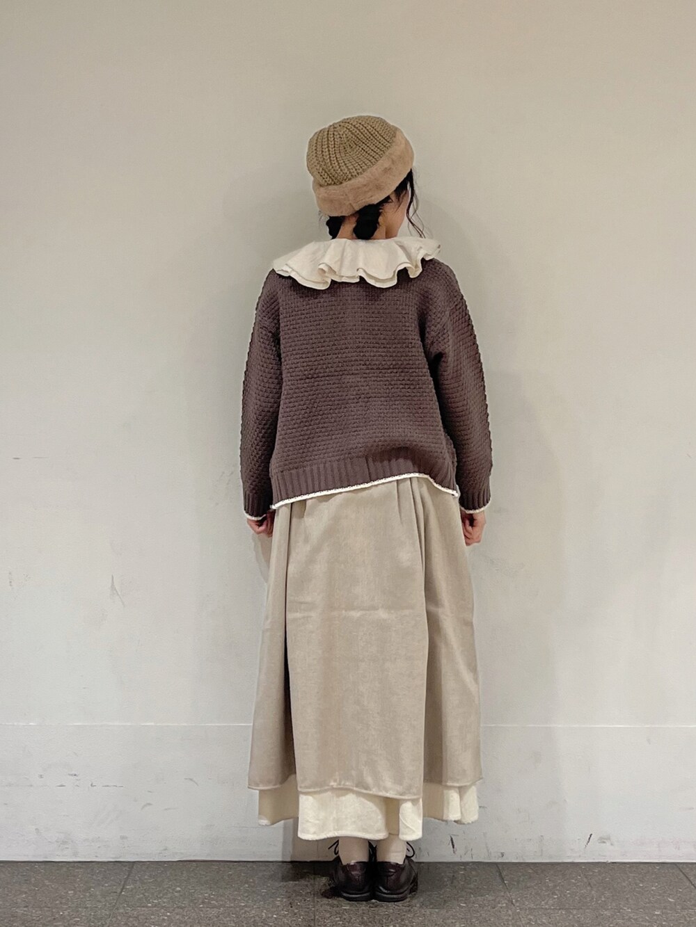 ブラウン系のカーディガン/ボレロ、ベージュ系のシャツ/ブラウス、ベージュ系のスカートを着用したレディースの冬コーディネートの5枚目の写真