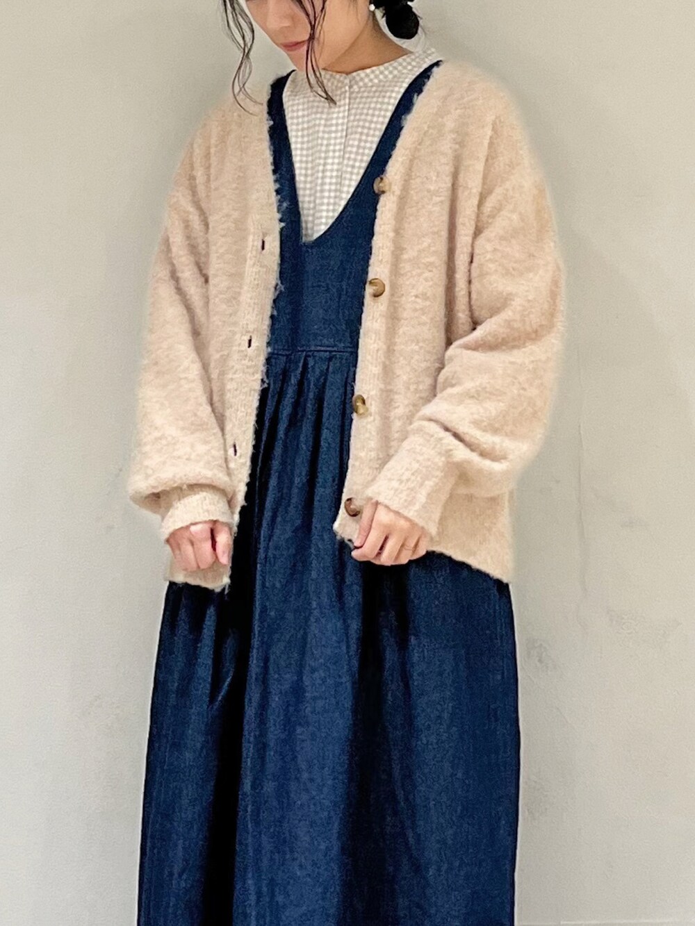 ブルー系のワンピース、ベージュ系のシャツ/ブラウス、ホワイト系のカーディガン/ボレロを着用したレディースの冬コーディネートの5枚目の写真