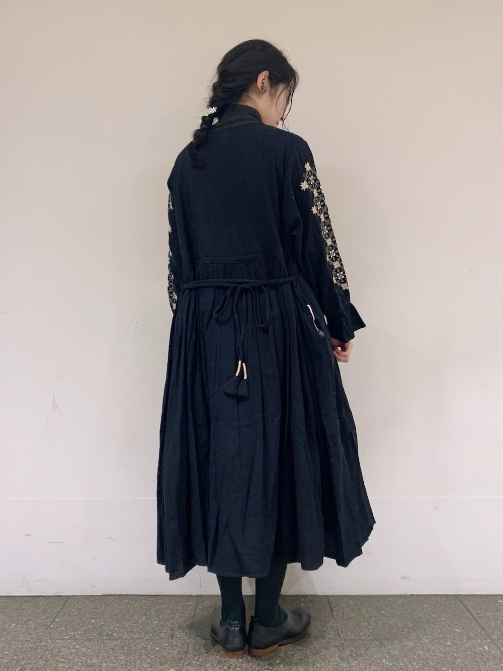 ブラック系のワンピース、グレー系のニット/セーター、ブラック系のその他シューズを着用したレディースの冬コーディネートの3枚目の写真