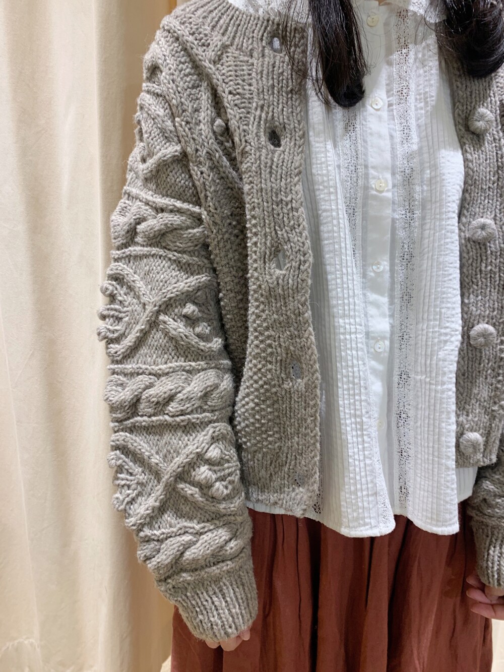 「TSUHARU by Samansa Mos2、ゆるコーデ、ナチュラル、大人かわいい、ニット帽、ウール、カーディガン、ガーリー、スカート、サマンサ モスモス(Samansa Mos2)、Samansa Mos2、秋コーデ、冬コーデ、あったかコーデ、ペルーニット」｜「TSUHARU by Samansa Mos2のリバーレースブラウス（シャツ/ブラウス、ホワイト系）」を使った、marin.🐏さん（レディース・160cm）の秋コーディネートの4枚目の写真