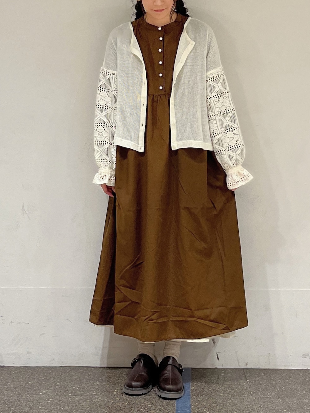 ブラウン系のワンピース、ホワイト系のシャツ/ブラウス、ホワイト系のスカートを着用したレディースの秋コーディネートの4枚目の写真