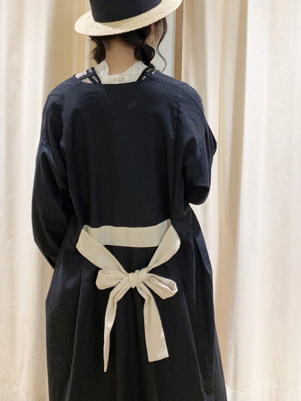 「春コーデ、ナチュラル、ガーリー、大人ガーリー、ブルー、春、ロングコート、スカート、レイヤードスタイル、サマンサ モスモス(Samansa Mos2)、ゆるコーデ、Samansa Mos2、ベスト、レース、花柄」|「Samansa Mos2のクルーネック配色後ろリボンコート(その他アウター、ブラック系)」を使った、marin.🐏さん(レディース・160cm)の春コーディネートの5枚目の写真