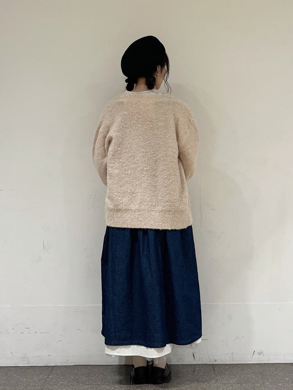 ブルー系のワンピース、ベージュ系のシャツ/ブラウス、ホワイト系のカーディガン/ボレロを着用したレディースの冬コーディネートの4枚目の写真