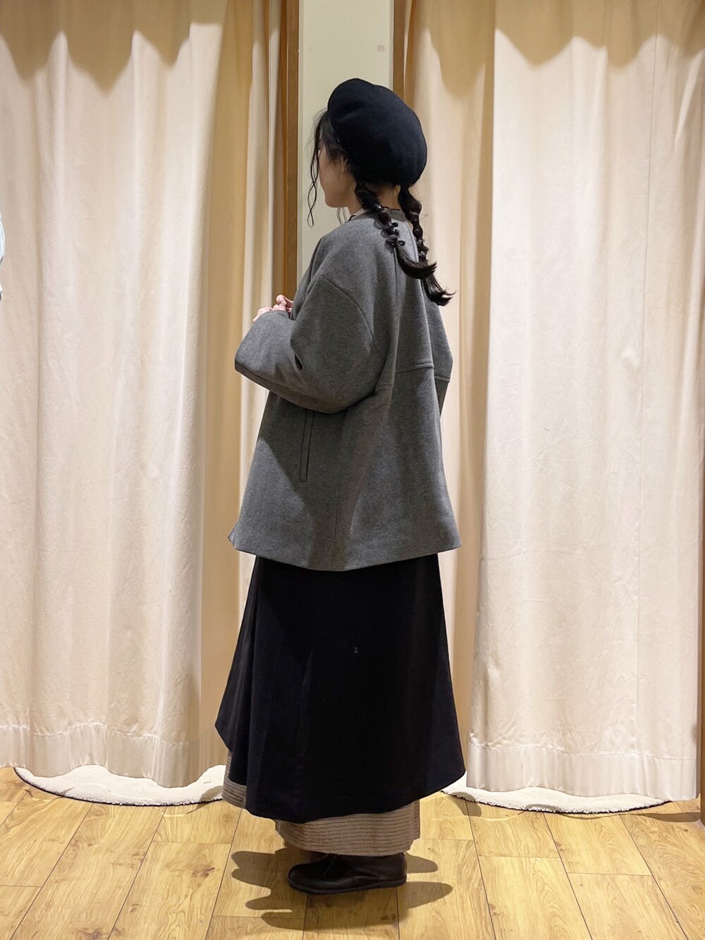 ブラウン系のその他パンツ、ブラック系のワンピース、ホワイト系のニット/セーターを着用したレディースの秋コーディネートの4枚目の写真