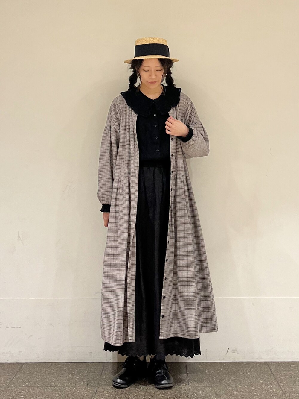 ブラック系のワンピース、ブラック系のスカート、ブラック系のシャツ/ブラウスを着用したレディースの冬コーディネートの2枚目の写真