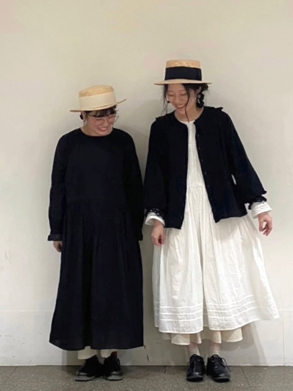 ベージュ系のスカート、ブラック系のシャツ/ブラウス、ブラック系のワンピースを着用したレディースの冬コーディネートの2枚目の写真