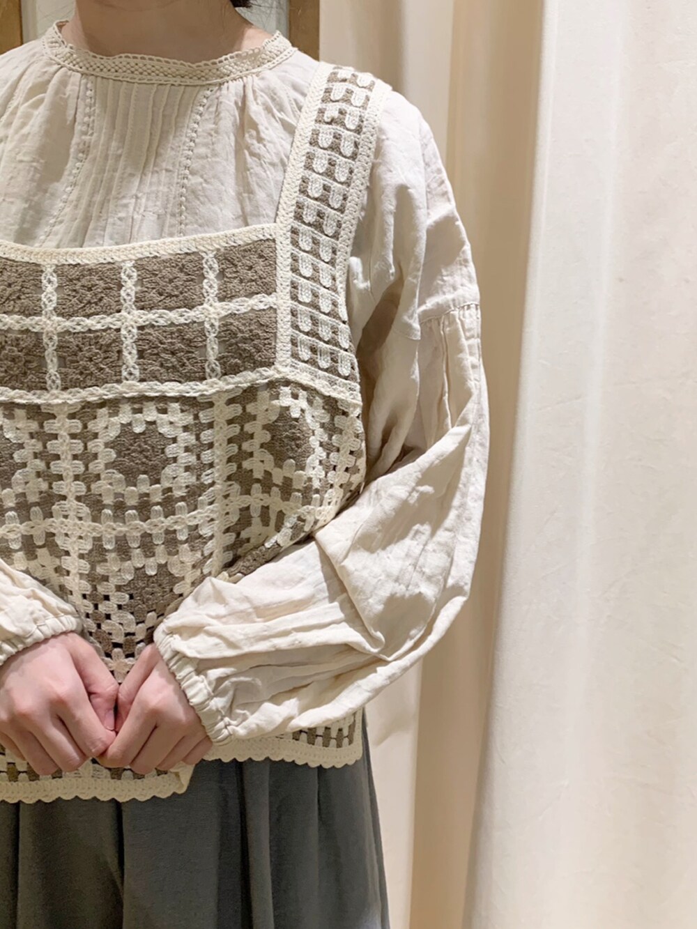 ホワイト系のベスト、ホワイト系のシャツ/ブラウス、グリーン系のスカートを着用したレディースの秋コーディネートの4枚目の写真