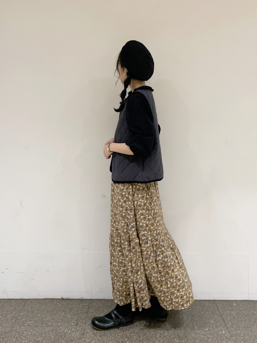 ブラック系のシャツ/ブラウス、グレー系のベスト、ベージュ系のスカートを着用したレディースの冬コーディネートの3枚目の写真