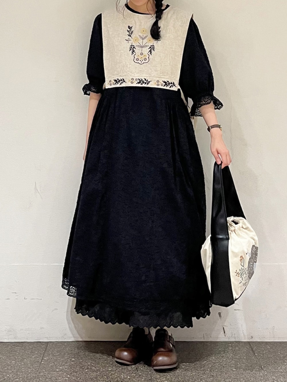 ホワイト系のベストを着用したレディースの春コーディネートの5枚目の写真