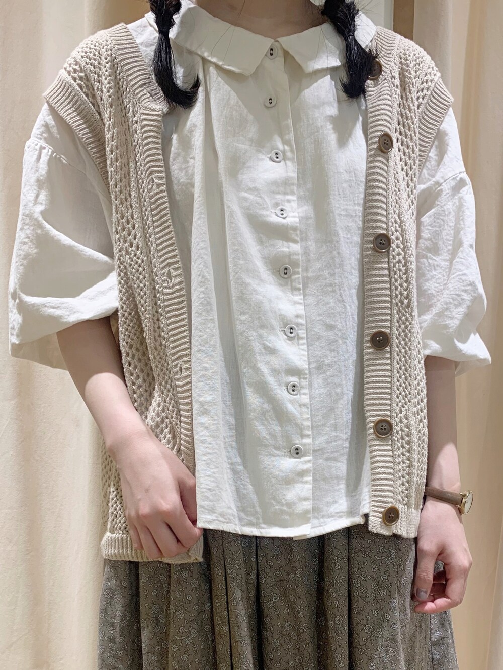 ホワイト系のシャツ/ブラウス、ベージュ系のベスト、ホワイト系のTシャツ/カットソーを着用したレディースの春コーディネートの4枚目の写真