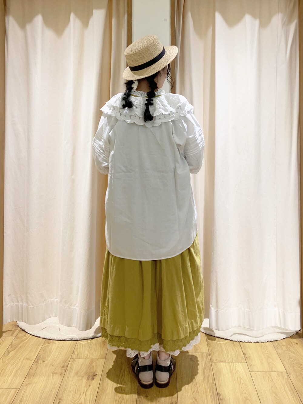 ホワイト系のシャツ/ブラウス、グリーン系のワンピース、ホワイト系のタンクトップを着用したレディースの春コーディネートの3枚目の写真