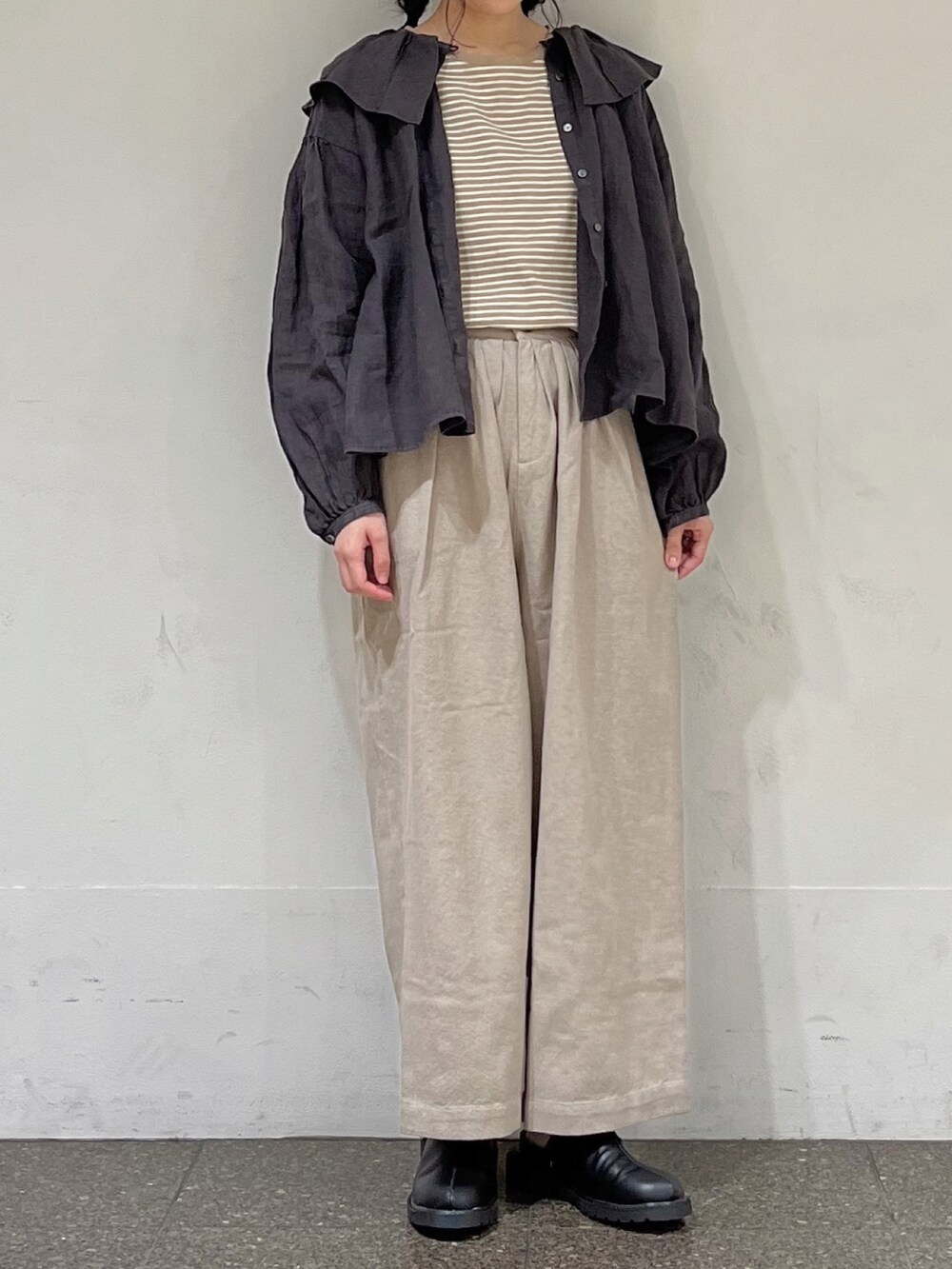 グレー系のシャツ/ブラウス、ホワイト系のその他パンツ、ベージュ系のTシャツ/カットソーを着用したレディースの秋コーディネートの4枚目の写真