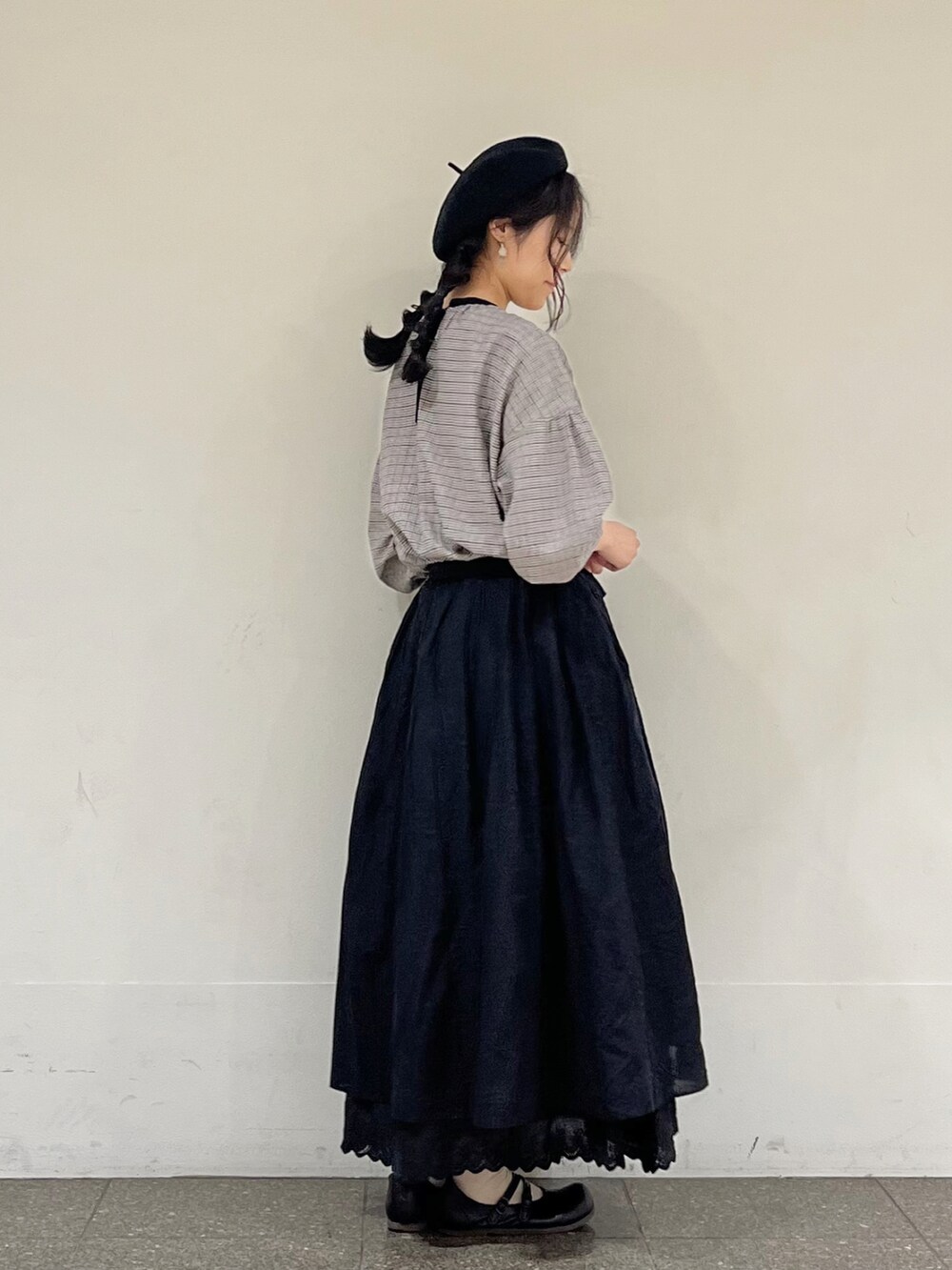 ブラック系のワンピース、ブラック系のスカートを着用したレディースの冬コーディネートの4枚目の写真