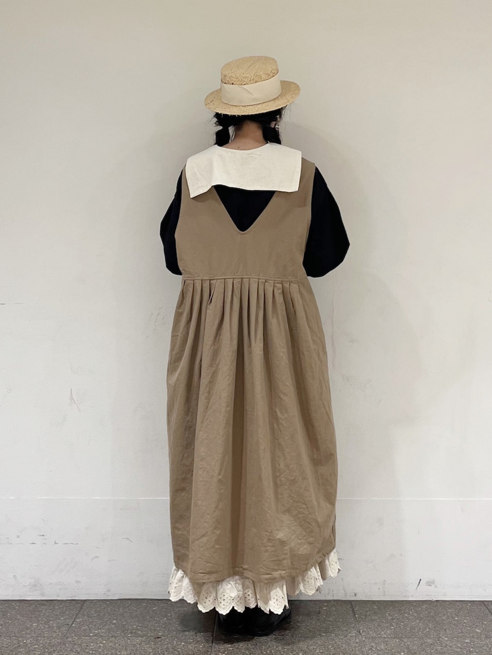 ブラック系のシャツ/ブラウス、ベージュ系のスカート、ベージュ系のワンピースを着用したレディースの冬コーディネートの3枚目の写真