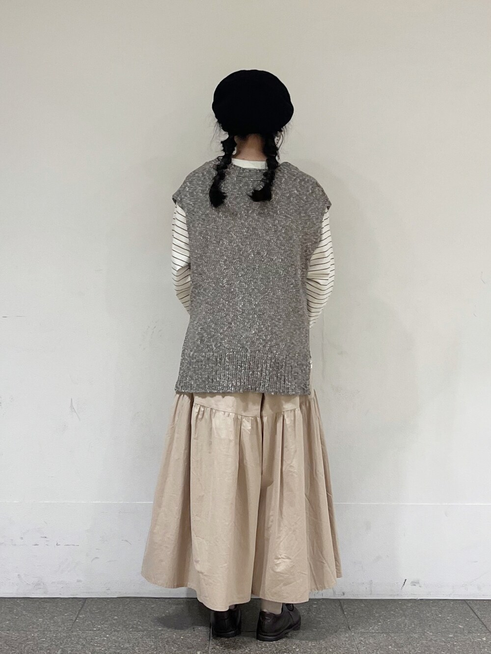 ベージュ系のTシャツ/カットソー、ブラウン系のベスト、ベージュ系のその他パンツを着用したレディースの冬コーディネートの4枚目の写真