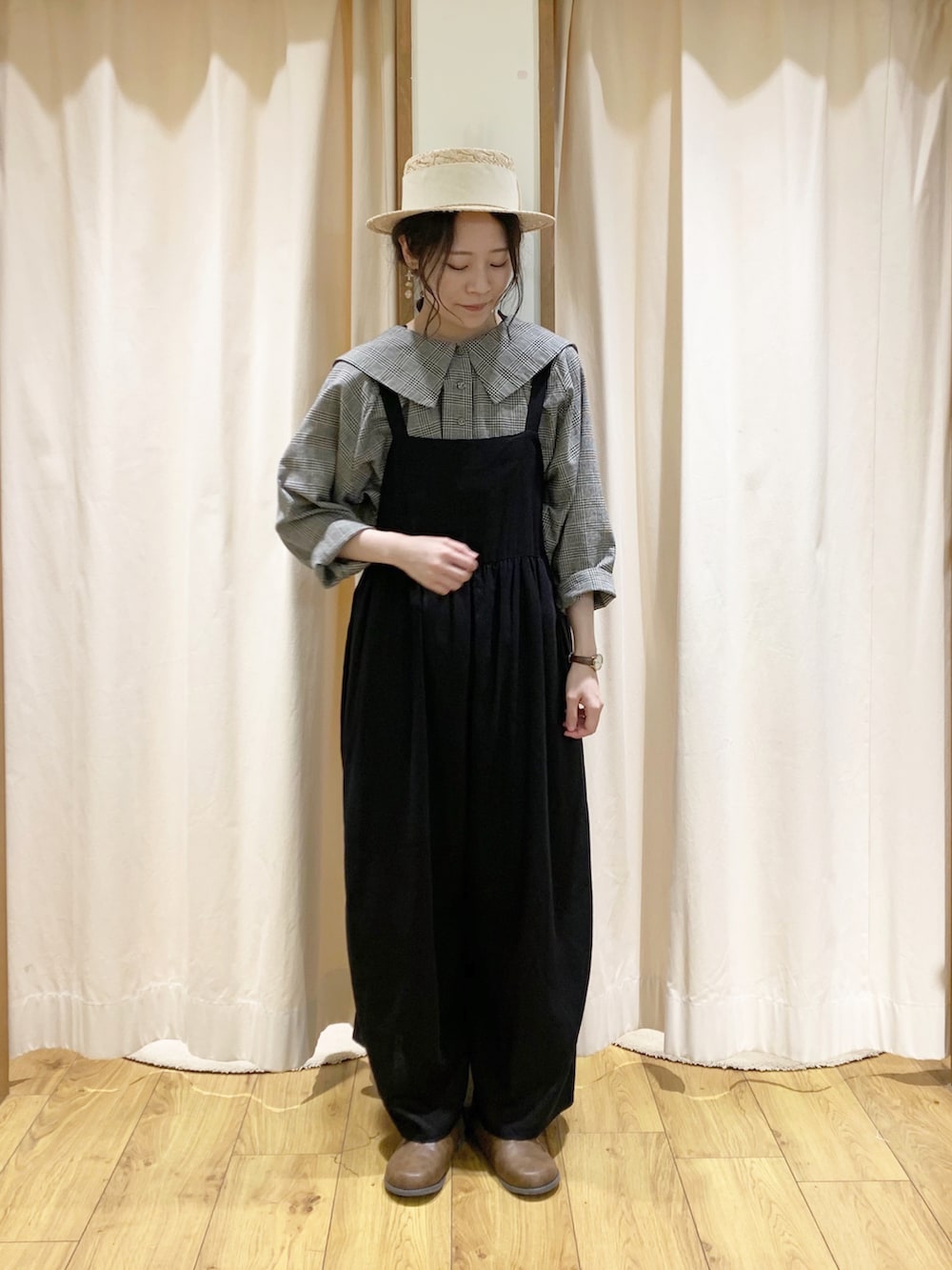 「ゆるコーデ、ナチュラル、大人かわいい、シンプル、モノトーン、ガーリー、セーラーカラー、サロペット、ブラウス、ブラック、春コーデ、Samansa Mos2、サマンサ モスモス(Samansa Mos2)、ワントーンコーデ、カジュアルコーデ」｜「Samansa Mos2のレーヨン麻柄アソートサロペットパンツ（その他パンツ、ブラック系）」を使った、marin.🐏さん（レディース・160cm）の春コーディネートの2枚目の写真