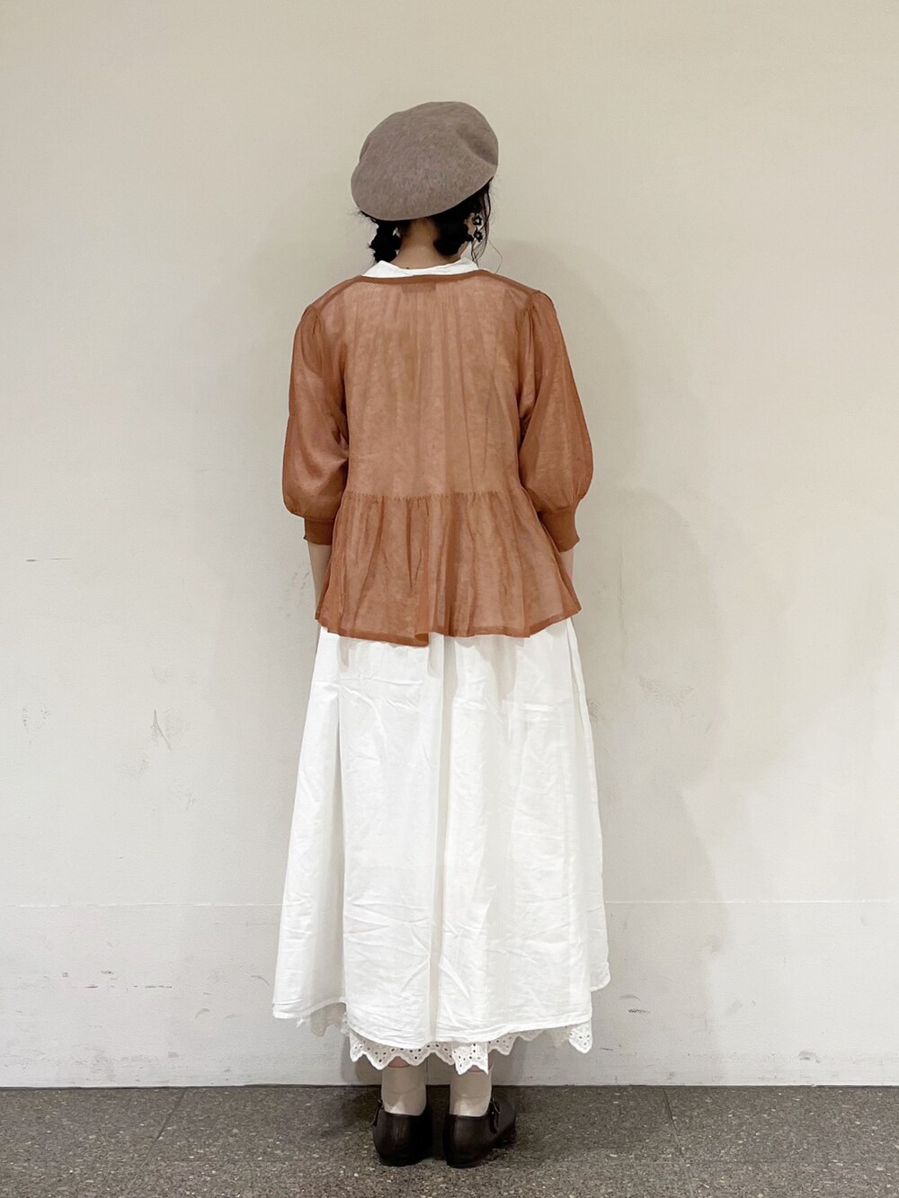 レッド系のカーディガン/ボレロ、ホワイト系のワンピース、ホワイト系のスカートを着用したレディースの夏コーディネートの3枚目の写真