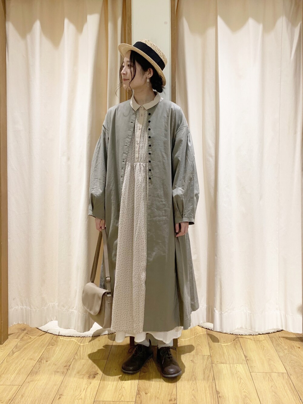 「ゆるコーデ、レイヤードスタイル、ロングコート、春コーデ、ナチュラル、ガーリー、大人かわいい、サマンサ モスモス(Samansa Mos2)、Samansa Mos2、ワンピース、花柄、春服デビュー宣言、ロングワンピース、ワントーンコーデ、シンプルコーデ」｜「Samansa Mos2の襟配色小花柄ワンピース（ワンピース、ベージュ系）」を使った、marin.🐏さん（レディース・160cm）の春コーディネートの2枚目の写真
