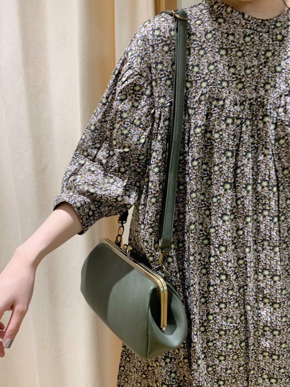 グレー系のワンピース、ホワイト系のTシャツ/カットソー、ブラック系のスカートを着用したレディースの夏コーディネートの4枚目の写真