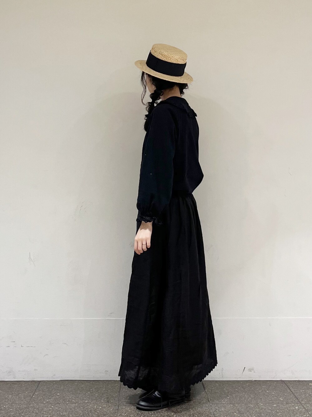 ブラック系のシャツ/ブラウス、ブラック系のスカートを着用したレディースの冬コーディネートの3枚目の写真