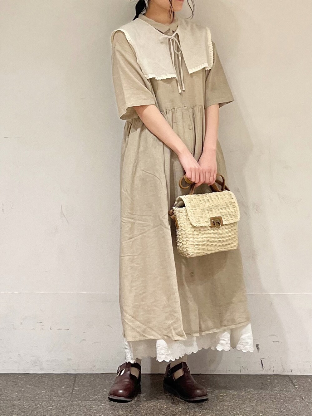 「ワンピース、ワントーンコーデ、ゆるコーデ、ガーリー、ナチュラル、Samansa Mos2、サマンサ モスモス(Samansa Mos2)、ゆべしコラボ」｜「Samansa Mos2の【Sサイズ / WEB限定】【イージーケア】柄アソートリネン混シャツワンピース（ワンピース、ベージュ系）」を使った、marin.🐏さん（レディース・160cm）の春コーディネートの2枚目の写真