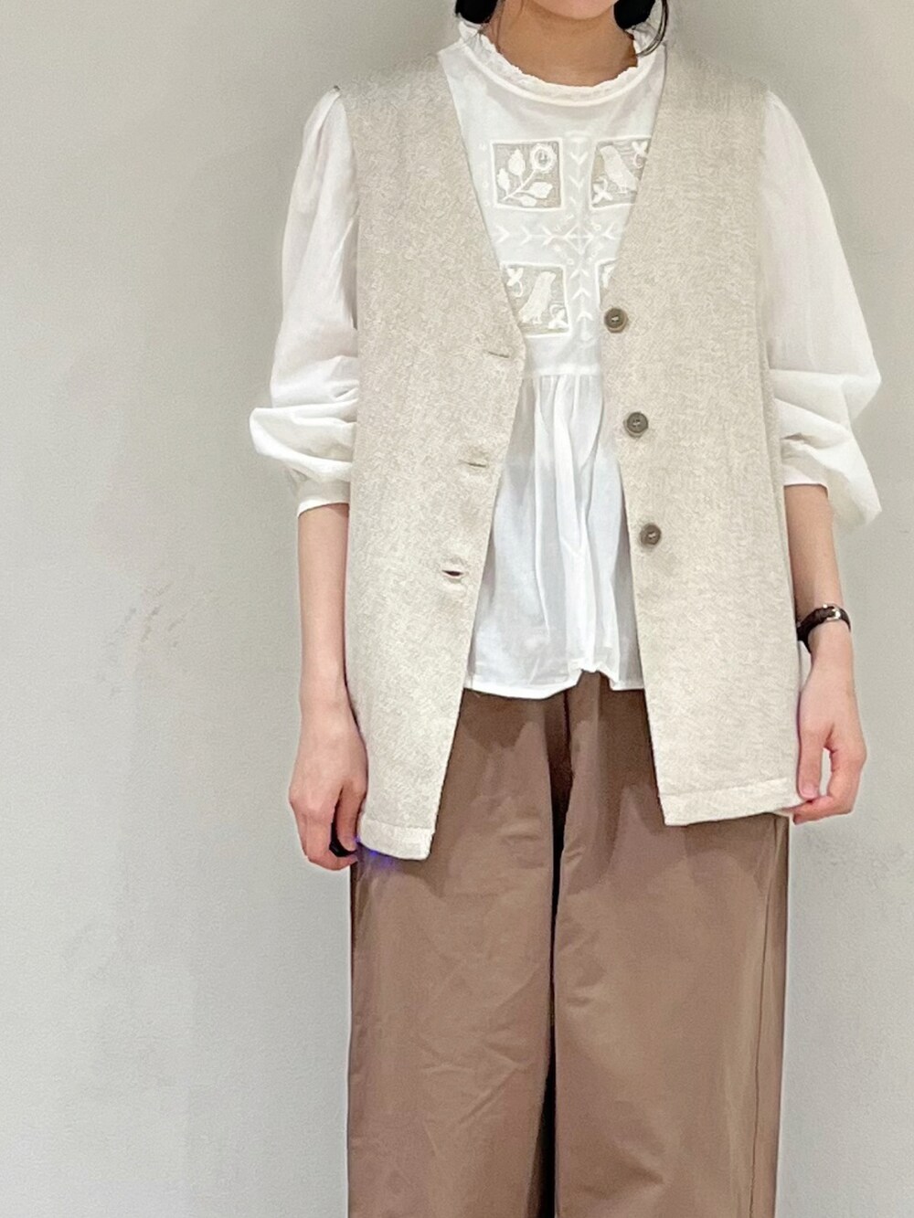 ベージュ系のベスト、ブラウン系のその他パンツ、ホワイト系のシャツ/ブラウスを着用したレディースの冬コーディネートの5枚目の写真