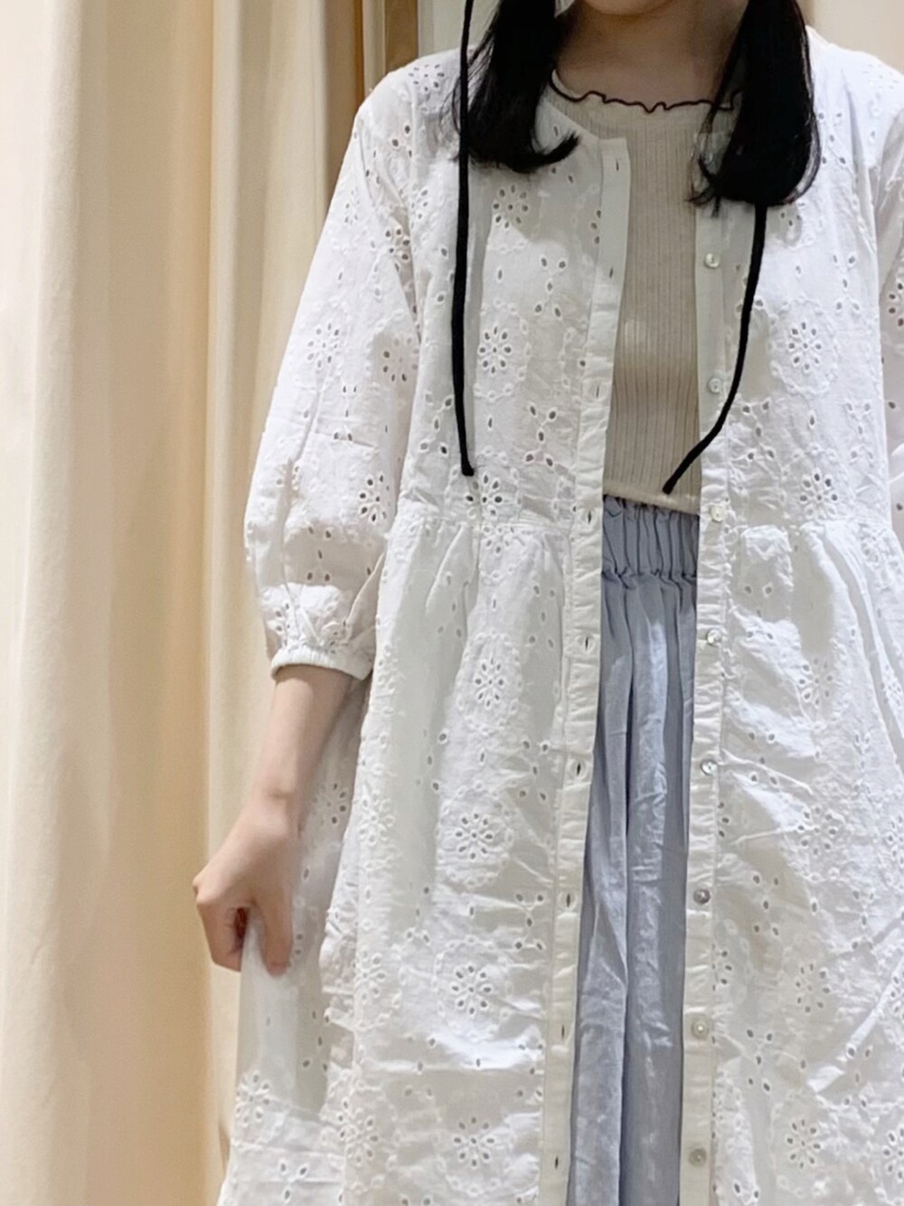 ホワイト系のワンピース、ホワイト系のTシャツ/カットソー、ブルー系のスカートを着用したレディースの春コーディネートの5枚目の写真