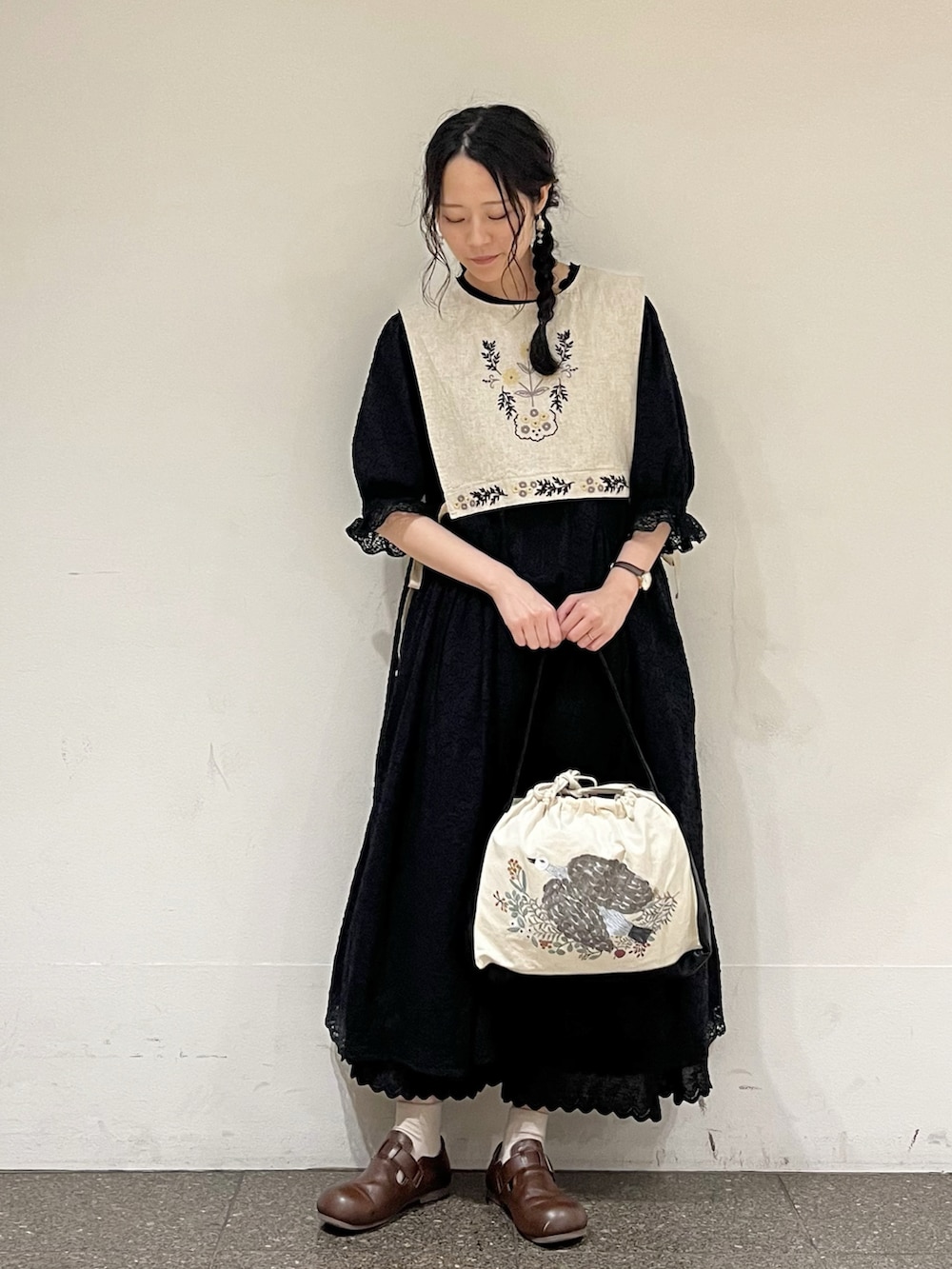 ホワイト系のベストを着用したレディースの春コーディネートの2枚目の写真