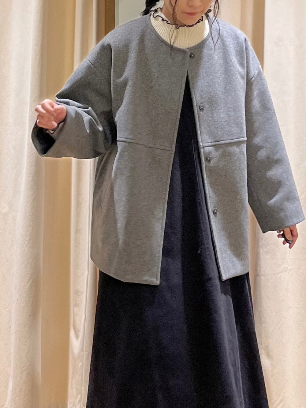 ブラウン系のその他パンツ、ブラック系のワンピース、ホワイト系のニット/セーターを着用したレディースの秋コーディネートの5枚目の写真