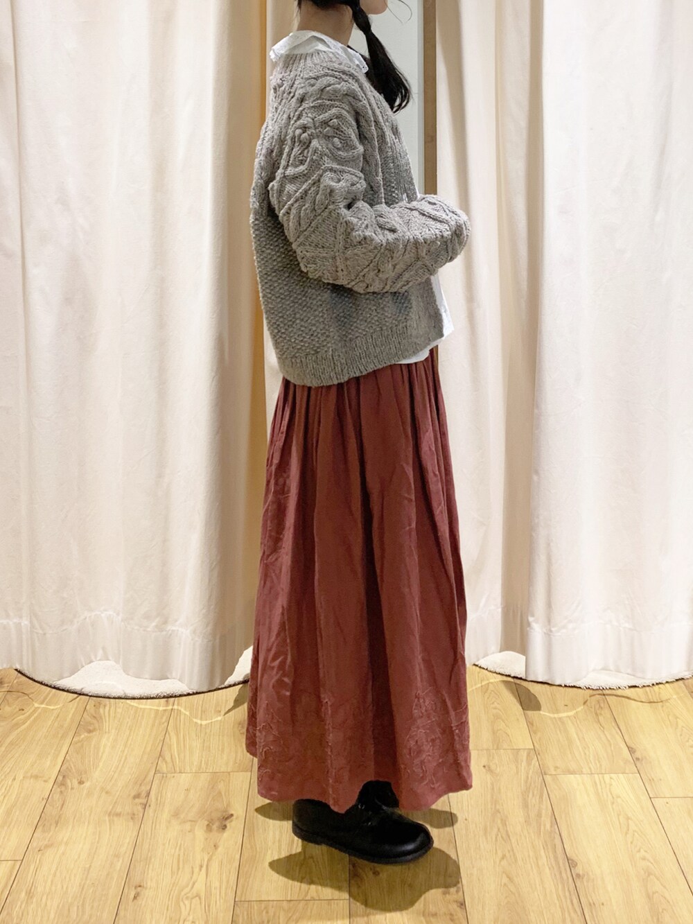 「TSUHARU by Samansa Mos2、ゆるコーデ、ナチュラル、大人かわいい、ニット帽、ウール、カーディガン、ガーリー、スカート、サマンサ モスモス(Samansa Mos2)、Samansa Mos2、秋コーデ、冬コーデ、あったかコーデ、ペルーニット」｜「TSUHARU by Samansa Mos2のリバーレースブラウス（シャツ/ブラウス、ホワイト系）」を使った、marin.🐏さん（レディース・160cm）の秋コーディネートの2枚目の写真