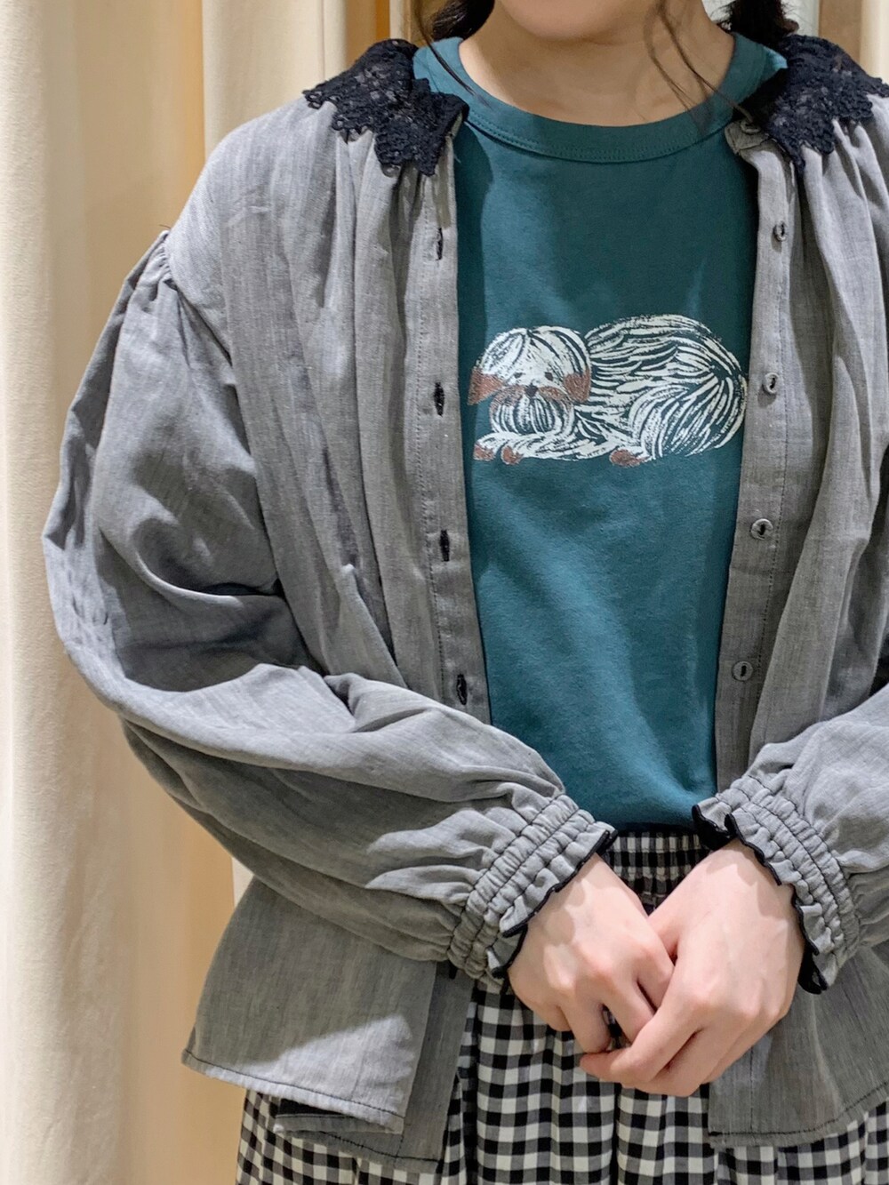 ブラック系のシャツ/ブラウス、グレー系のスカート、グリーン系のTシャツ/カットソーを着用したレディースの春コーディネートの5枚目の写真