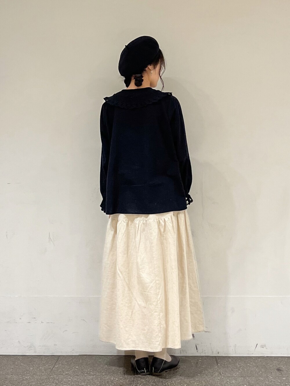 ブラック系のシャツ/ブラウス、ベージュ系のスカートを着用したレディースの冬コーディネートの5枚目の写真