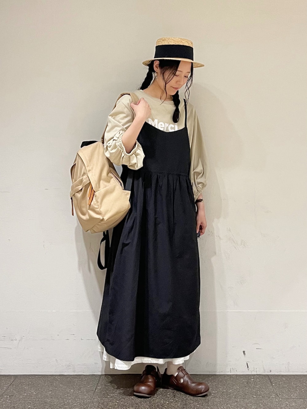 ベージュ系のTシャツ/カットソーを着用したレディースの春コーディネートの3枚目の写真