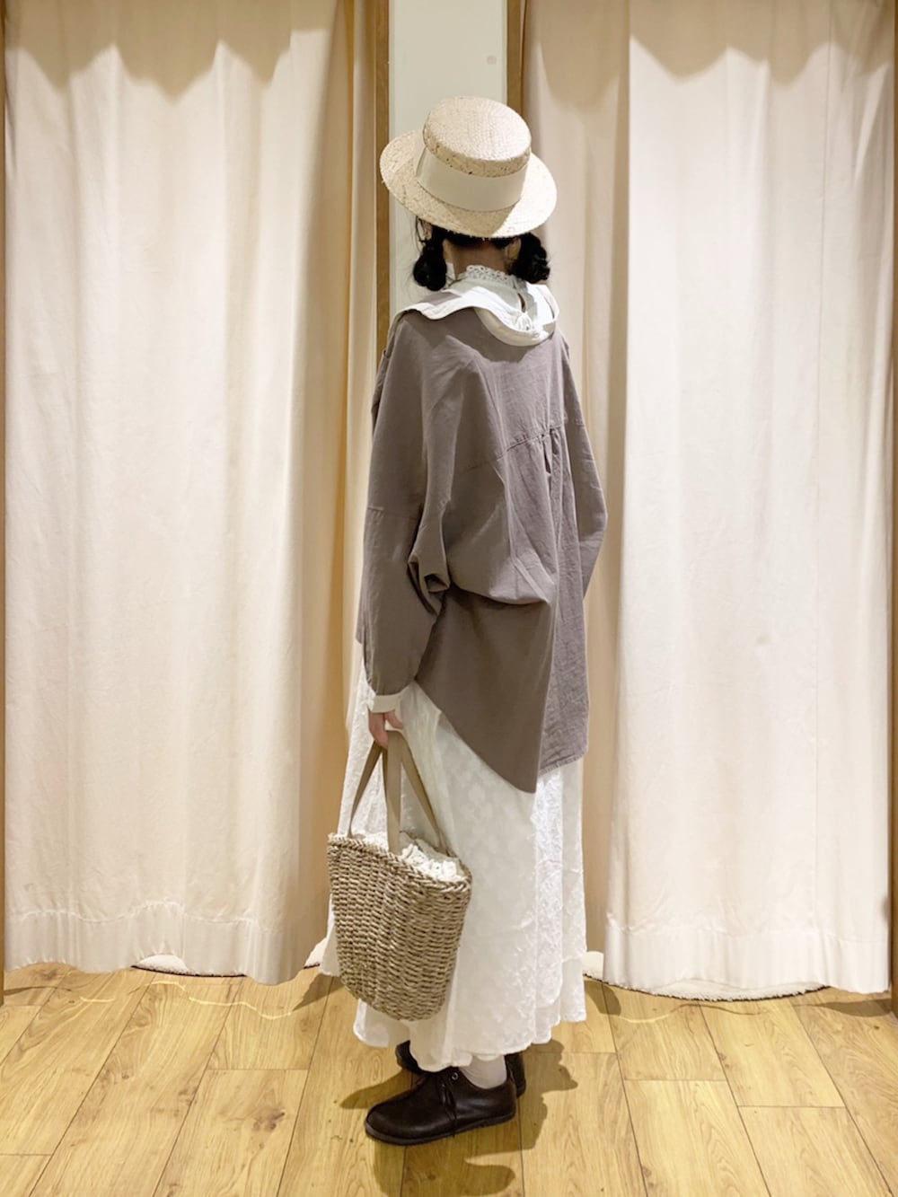 ホワイト系のワンピース、ホワイト系のタンクトップ、ホワイト系のスカートを着用したレディースの春コーディネートの3枚目の写真