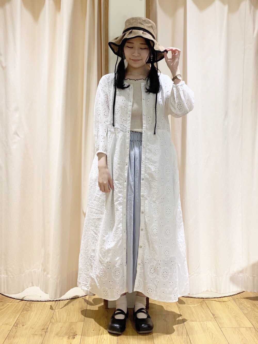 ホワイト系のワンピース、ホワイト系のTシャツ/カットソー、ブルー系のスカートを着用したレディースの春コーディネートの2枚目の写真