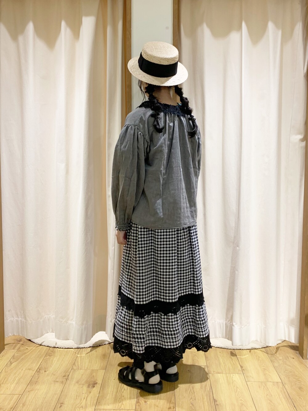 ブラック系のシャツ/ブラウス、グレー系のスカート、グリーン系のTシャツ/カットソーを着用したレディースの春コーディネートの3枚目の写真