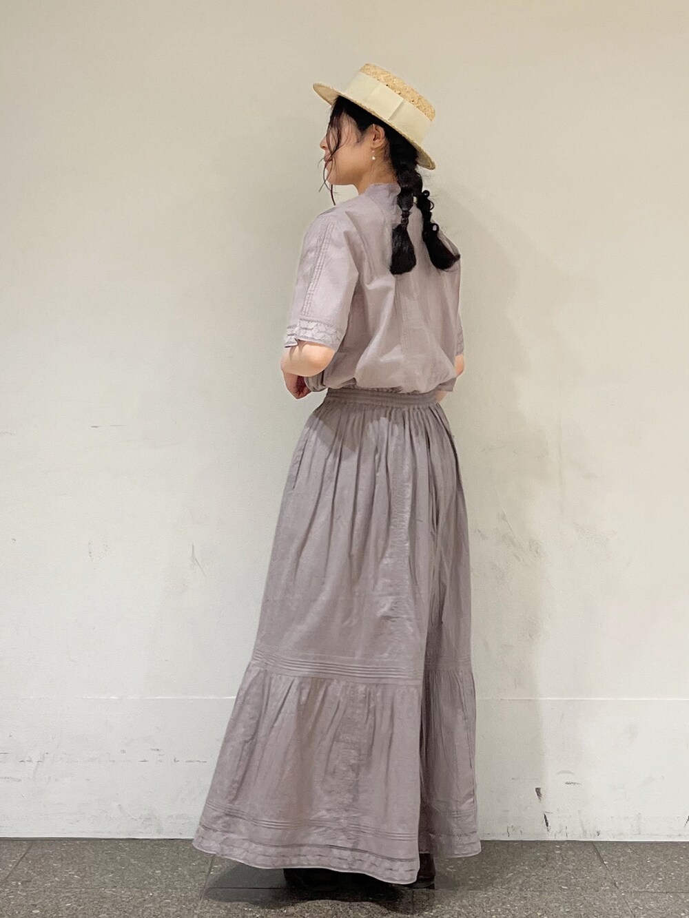 グレー系のシャツ/ブラウスを着用したレディースの春コーディネートの4枚目の写真