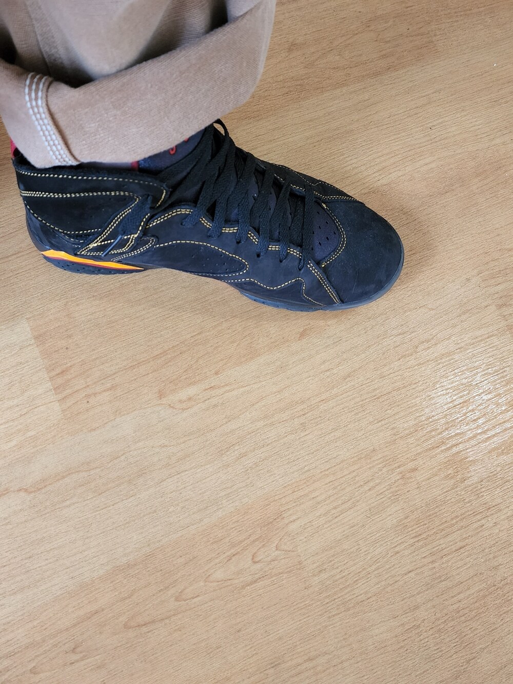 ベージュ系のサロペット/オーバーオール、ブラック系のパーカーを着用したメンズの秋コーディネートの2枚目の写真