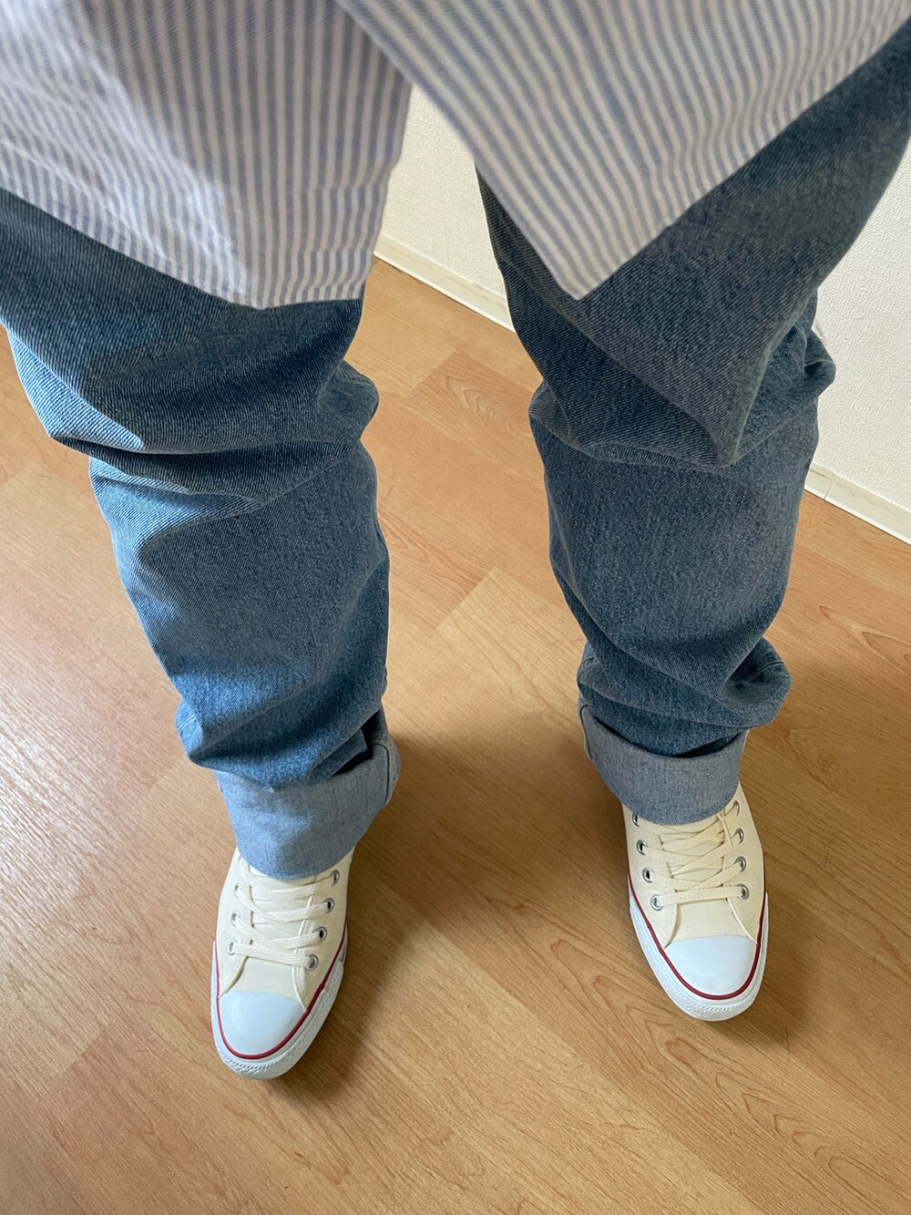 ブルー系のシャツ/ブラウスを着用したメンズの春コーディネートの2枚目の写真