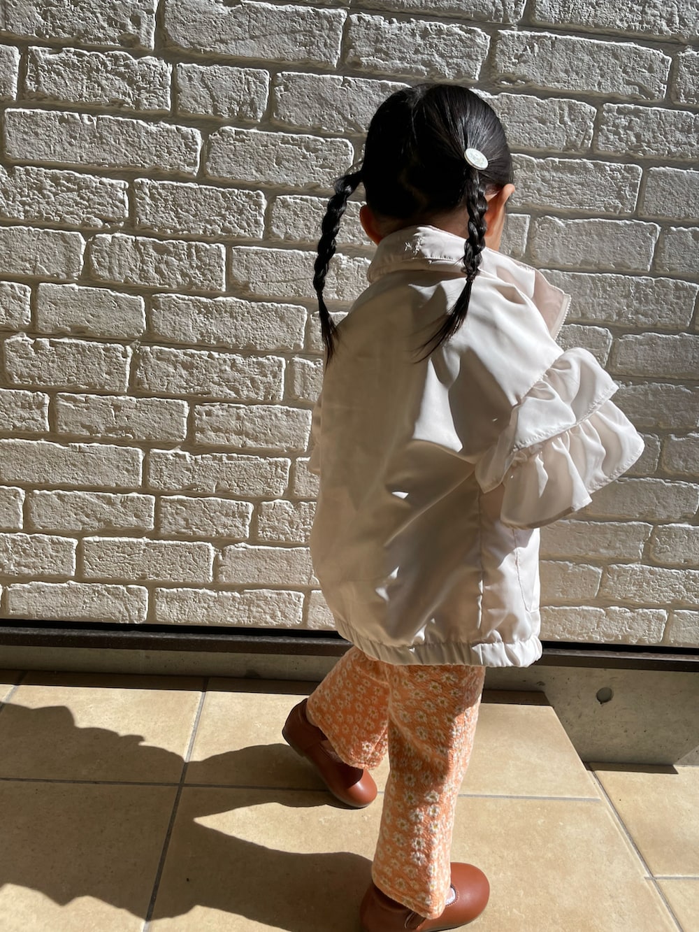 「女の子、キッズコーデ、キッズファッション、2歳、プチプラ、柄パンツ、春コーデ、カラーコーデ、おしゃれさんと繋がりたい」｜「Birthdayのアイテム（トップス、ホワイト系）」を使った、ms.0202さん（キッズ・90cm）の春コーディネートの3枚目の写真