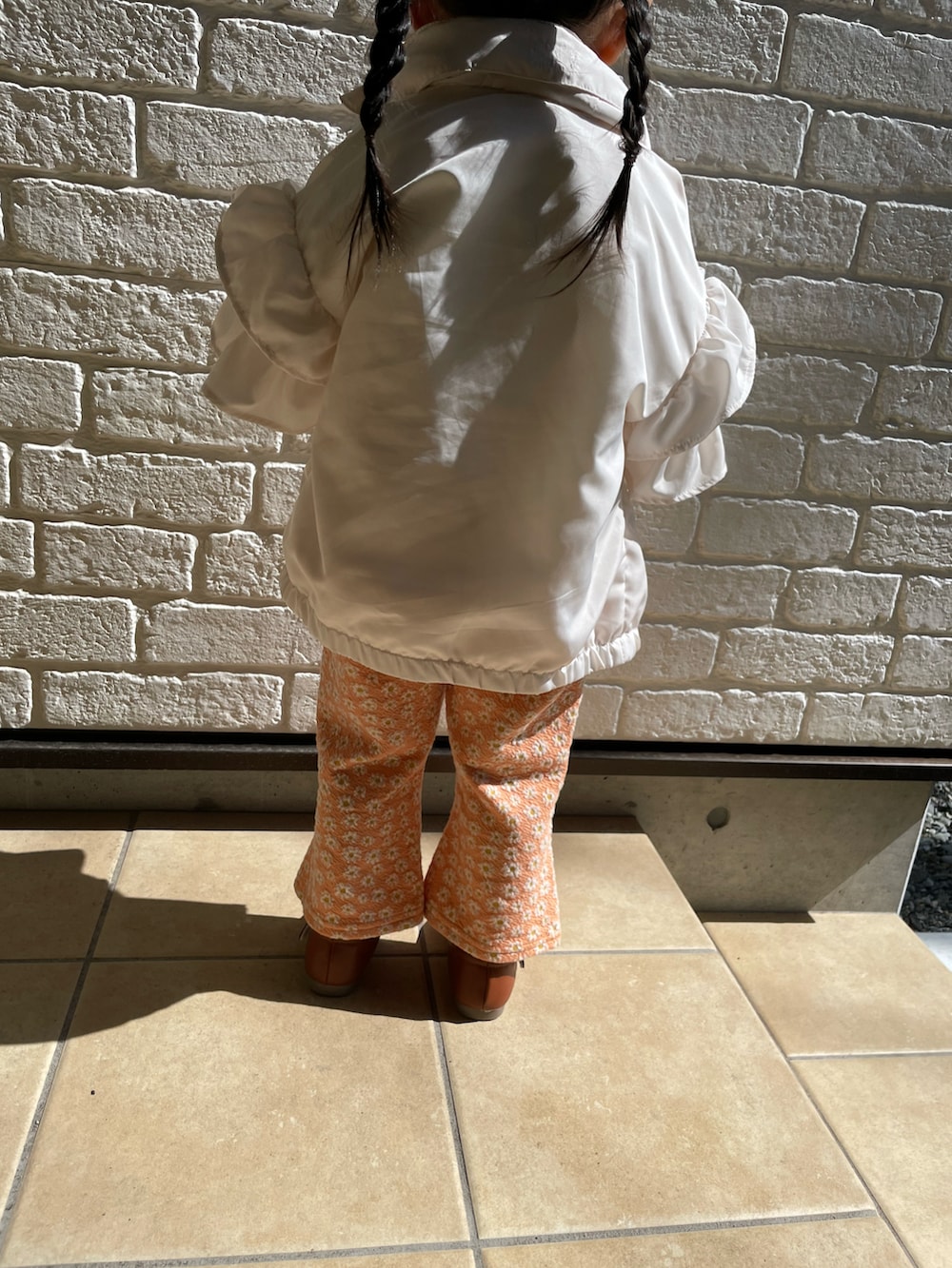 「女の子、キッズコーデ、キッズファッション、2歳、プチプラ、柄パンツ、春コーデ、カラーコーデ、おしゃれさんと繋がりたい」｜「Birthdayのアイテム（トップス、ホワイト系）」を使った、ms.0202さん（キッズ・90cm）の春コーディネートの4枚目の写真