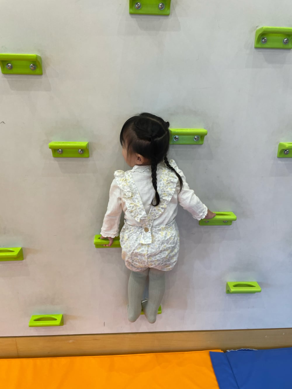 「女の子、女の子コーデ、キッズコーデ、キッズファッション、2歳、プチプラ、プチプラコーデ、春コーデ、春、お出かけコーデ、休日スタイル、デニムジャケット、公園」｜「韓国子供服のアイテム（デニムジャケット、ブルー系）」を使った、ms.0202さん（キッズ・90cm）の春コーディネートの2枚目の写真